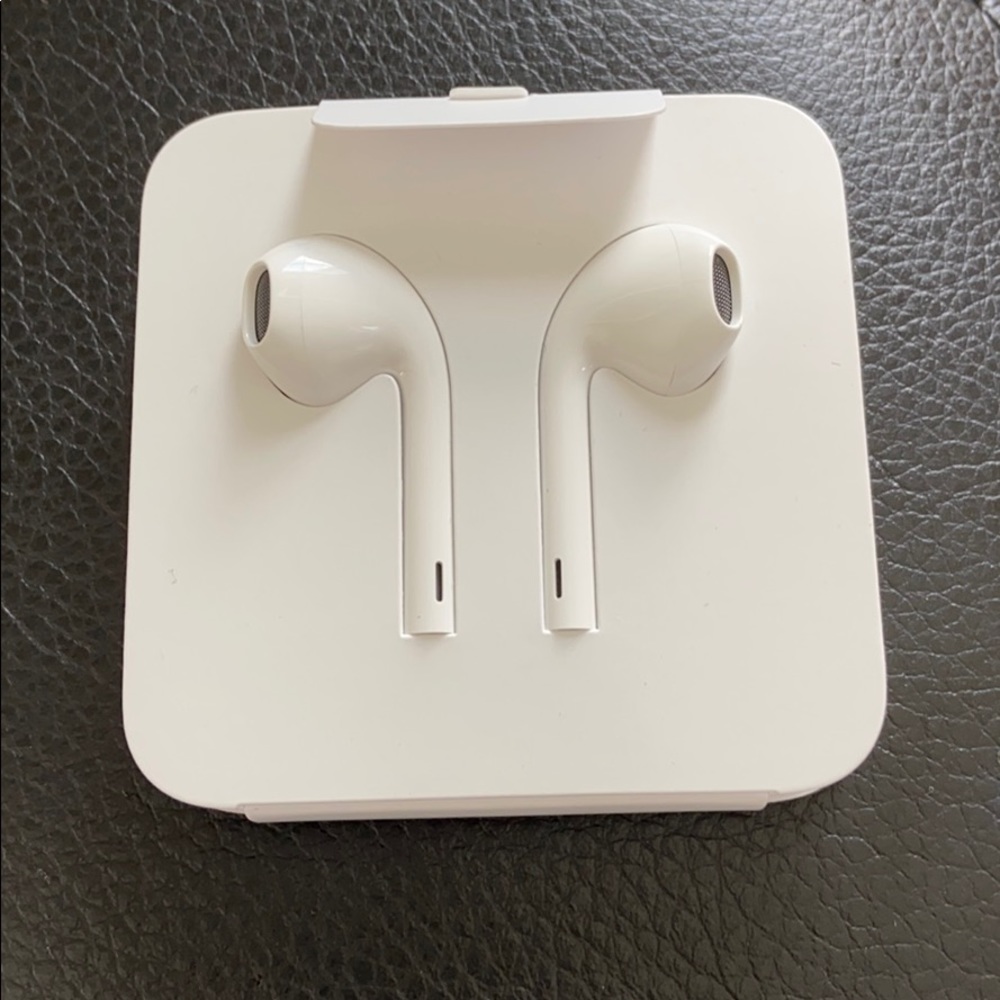 APPLE earbuds BRAND NEW, NEVER OPENED